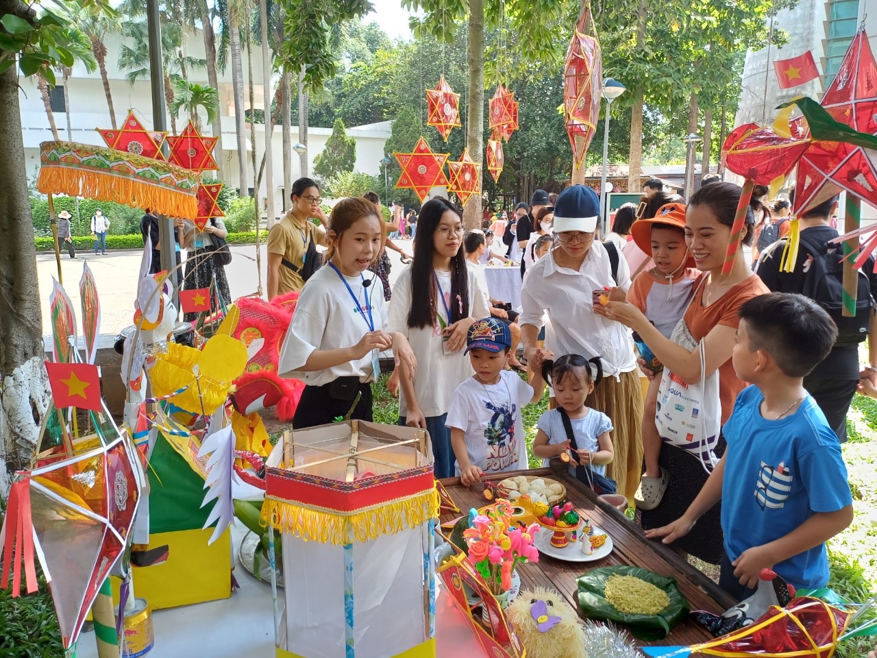 Du khách và các em nhỏ tham quan mâm cỗ Tết Trung thu truyền thống